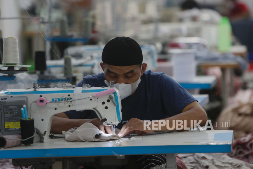 Seorang pekerja menjahit mukenah mukena wanita di pabrik pakaian muslim. Pertumbuhan penjualan industri tekstil yang mencapai 10 persen, lebih tinggi dibandingkan total keseluruhan industri manufaktur yang sebesar 5 persen pada September 2022.