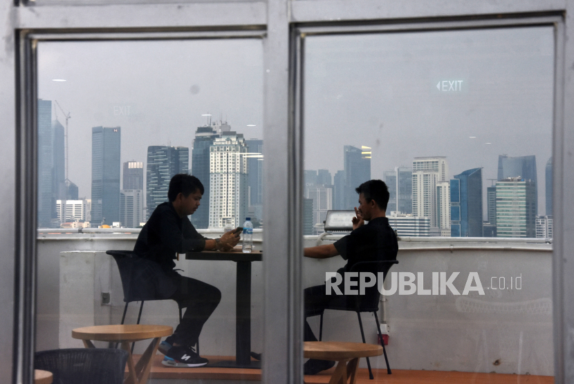 Anies Berlakukan 75 Persen WFH Perkantoran di Zona Merah. Pegawai beristirahat makan siang di salah satu kantor di Jakarta, Senin (14/6/2021).