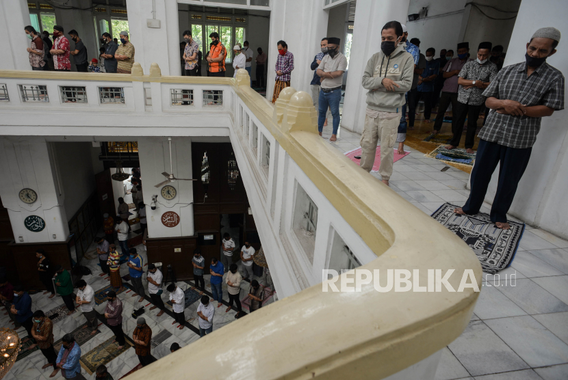 Masjid di Jakarta Hanya Boleh Terima Setengah Kapasitas. Jamaah melaksanakan sholat Jumat di Masjid Cut Meutia, Jakarta. Ilustrasi