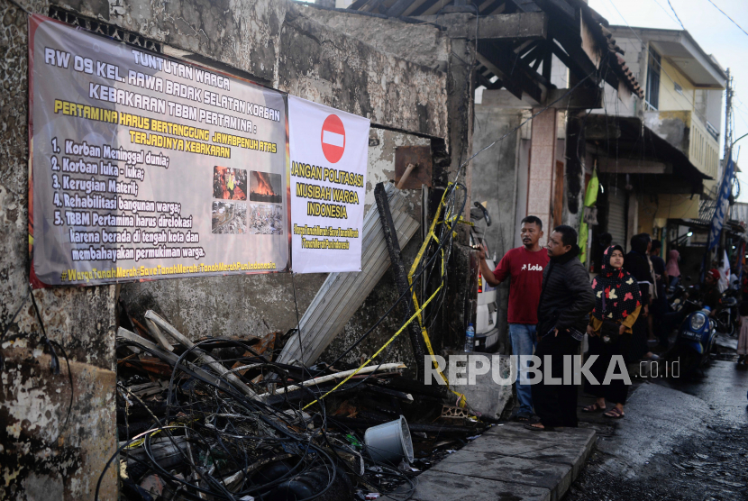Warga melihat salah satu rumah yang hangus terbakar pada insiden kebakaran depo Pertamina Plumpang di kawasan Rawa Badak, Jakarta, Rabu (8/3/2023). Pengamat tata kota menilai lebih baik merevitalisasi Plumpang daripada relokasi warga.