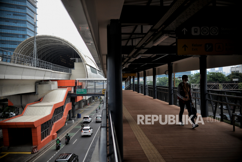 Penumpang berjalan di area halte transjakarta Cikoko Stasiun Cawang, Jakarta, Jumat (17/2/2023). sektor transportasi berkontribusi 15,93 persen pada pertumbuhan ekonomi di tahun ini. 