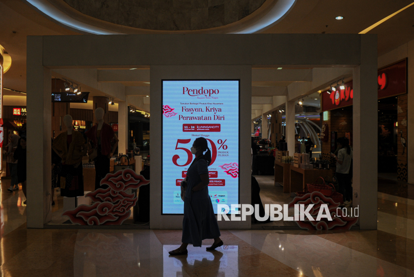 Pengunjung berada di Mal Kuningan City, Jakarta, Kamis (14/8/2025). Himpunan Peritel dan Penyewa Pusat Perbelanjaan Indonesia (Hippindo) melihat fenomena Rojali (rombongan jarang beli) di pusat perbelanjaan bukan masalah besar. 