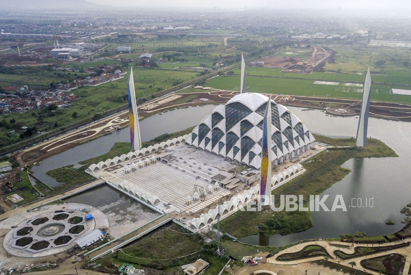 Foto udara suasana proyek pembangunan Masjid Raya Al Jabbar, Gedebage, Kota Bandung.