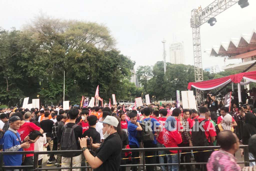 Massa pendukung pasangan capres Ganjar Pranowo-Mahfud MD sudah meramaikan halaman depan Istora Senayan, Jakarta, beberapa jam jelang debat capres ketiga, Ahad (7/1/2024)  