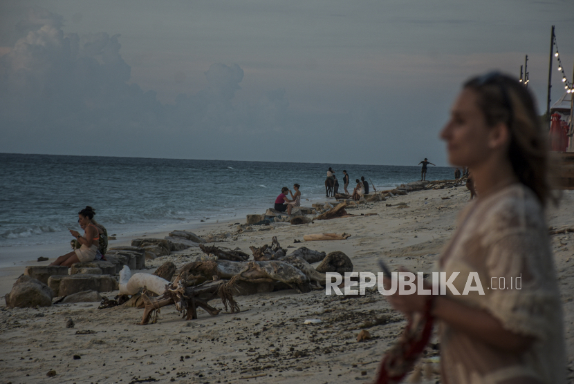 Wisatawan beraktivitas di Pantai Gili Trawangan, Kabupaten Lombok Utara, Nusa Tenggara Barat, Selasa (29/11/2022). Tahun depan, pelancong diprediksi cenderung berwisata sambil melakukan aktivitas lain, entah bisnis, bekerja, atau berolahraga.