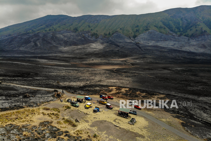 Foto udara kondisi lahan pasca kebakaran di Pos Watu Gede, kawasan Gunung Bromo, Probolinggo, Jawa Timur, Jumat (15/9/2023). 