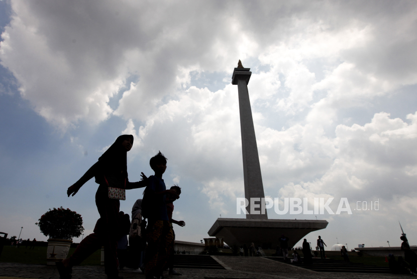 Pengunjung saat berwisata di momumen ikonik Jakarta, Monumen Nasional, Sabtu (13/4/2024). 