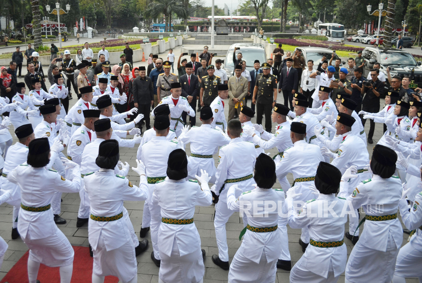 Anggota Pasukan Pengibar Bendera Pusaka (Paskibraka) Jawa Barat, menampilkan yel-yel dihadapan Pj Gubernur Jawa Barat, Kapolda Jawa Barat, dan Pangdam III/Siliwangi usai pengukuhan Paskibraka di Gedung Sate, Kota Bandung, Rabu (14/8/2024). Para Paskibraka hasil seleksi dari berbagai SMA/SMK di kabupaten/kota se-Jawa Barat ini akan bertugas melaksanakan pengibaran bendera Merah Putih pada upacara HUT Ke-79 RI tingkat Jawa Barat.