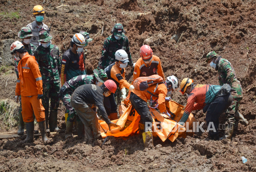 Petugas membawa jenazah korban longsor yang berhasil ditemukan di lokasi longsor di Kampung Gintung Desa Cibenda, Kecamatan Cipongkor, Kabupaten Bandung Barat, Kamis (28/3/2024). 
