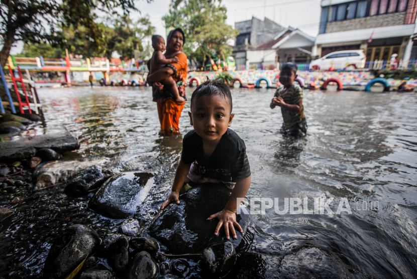 Anak-anak bermain air di aliran Sungai Ciliwung, Katulampa, Kota Bogor, Jawa Barat. Melalui West Java Development Forum 2023 yang akan digelar akhir Juli 2023, Pemprov Jabar pun akan menampung masukan