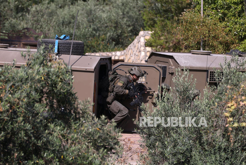 Seorang tentara Israel turun dari kendaraan militer saat penggerebekan di kamp pengungsi Al Farea dekat kota Tubas, Tepi Barat, 10 Juni 2024. Menurut Kementerian Kesehatan Palestina, setidaknya satu warga Palestina tewas dalam penggerebekan tersebut.