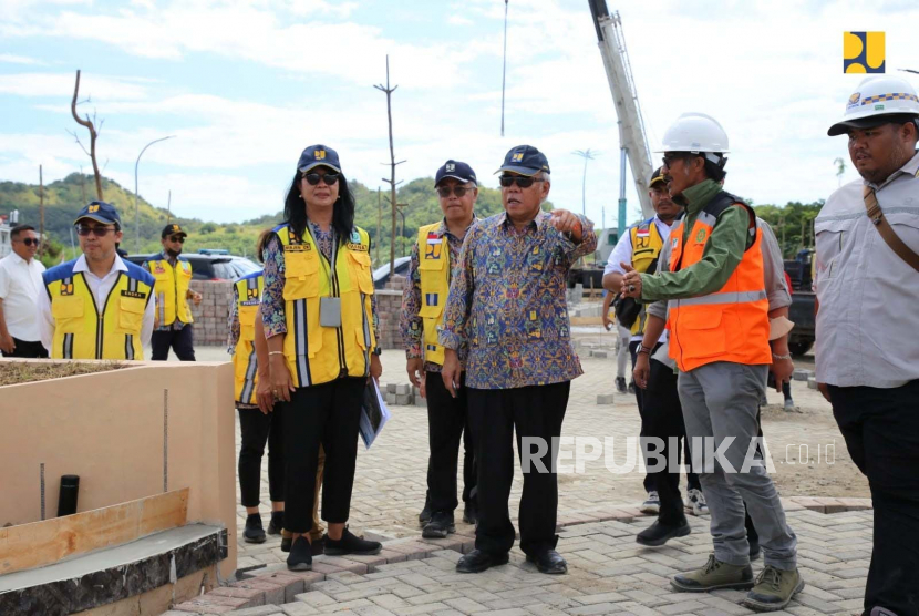 Menteri Pekerjaan Umum dan Perumahan Rakyat (PUPR) Basuki Hadimuljono saat meninjau infrastruktur penunjang Konferensi Tingkat Tinggi (KTT) ASEAN ke-42 di Labuan Bajo dan Tana Mori, Provinsi Nusa Tenggara Timur (NTT), Rabu (26/4/2023).