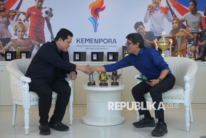 Menteri Pemuda dan Olahraga Erick Thohir saat diwawancarai Republika di Kantor Kemenpora, Jakarta, Senin (22/9/2025).