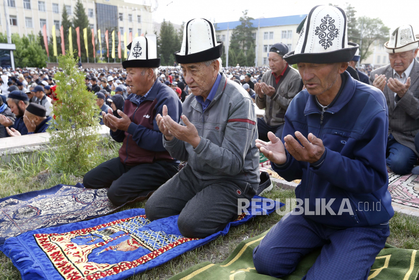 Kyrgyzstan. Kyrgyzstan memberlakukan ketat aturan terkait masjid dan madrasah  