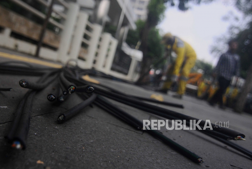 Kabel utilitas yang telah dipotong di Jalan Jenderal Sudirman, Jakarta Selatan. Keluarga korban kabel fibel optik, Sultan Rifat Alfatih belum melaporkan ke polisi.