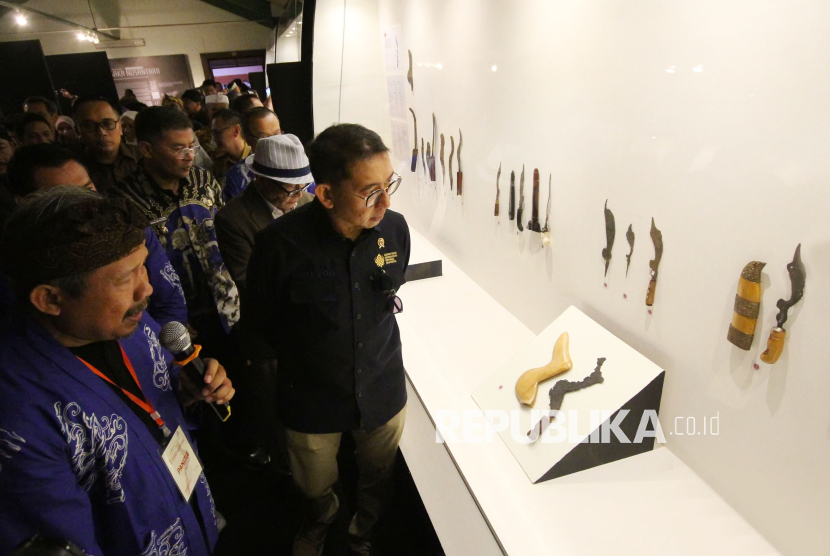 Menteri Kebudayaan Indonesia Fadli Zon hadir melihat beragam pusaka pada Pameran Nasional Pusaka Nusantara di Museum Nasional Jawa Barat Sri Baduga, Kota Bandung, Selasa (29/7/2025). 