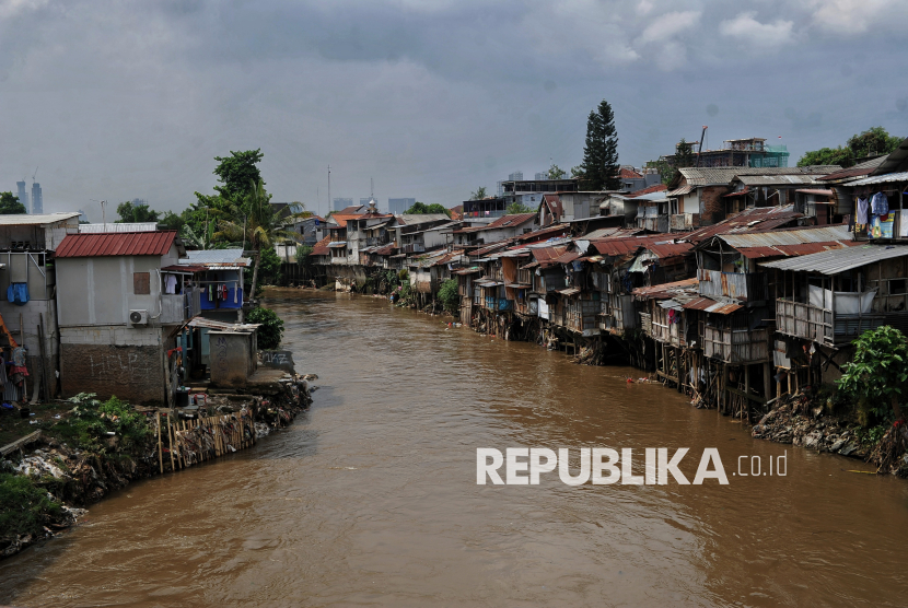 Lanskap permukiman di bantaran kali Ciliwung kawasan Manggarai, Jakarta, Rabu (13/11/2024).