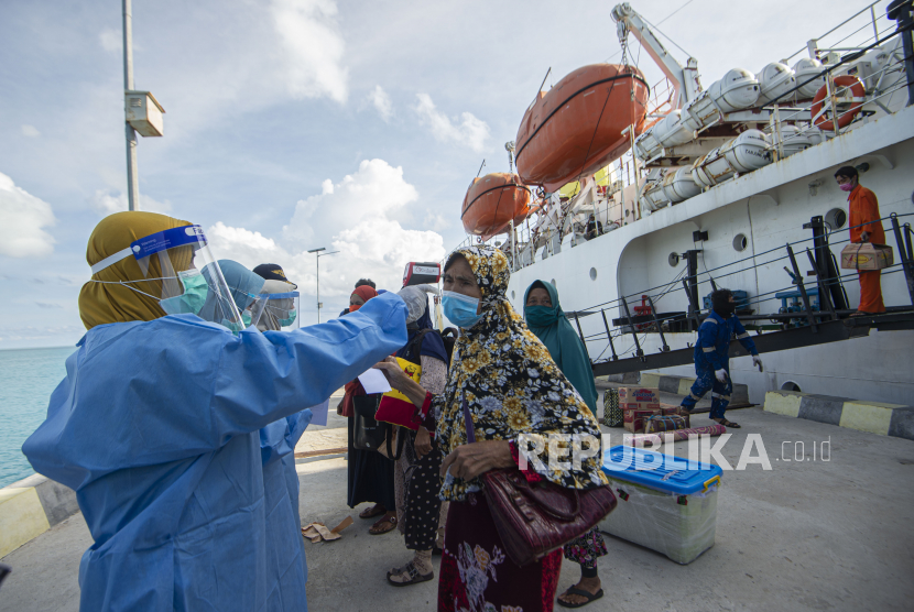 Petugas mengukur suhu tubuh penumpang kapal pelayaran perintis KM Sabuk Nusantara 83 yang datang dari Pulau Sedanau di Dermaga Pelabuhan Pulau Laut, Kabupaten Natuna, Kepulauan Riau. (ilustrasi)