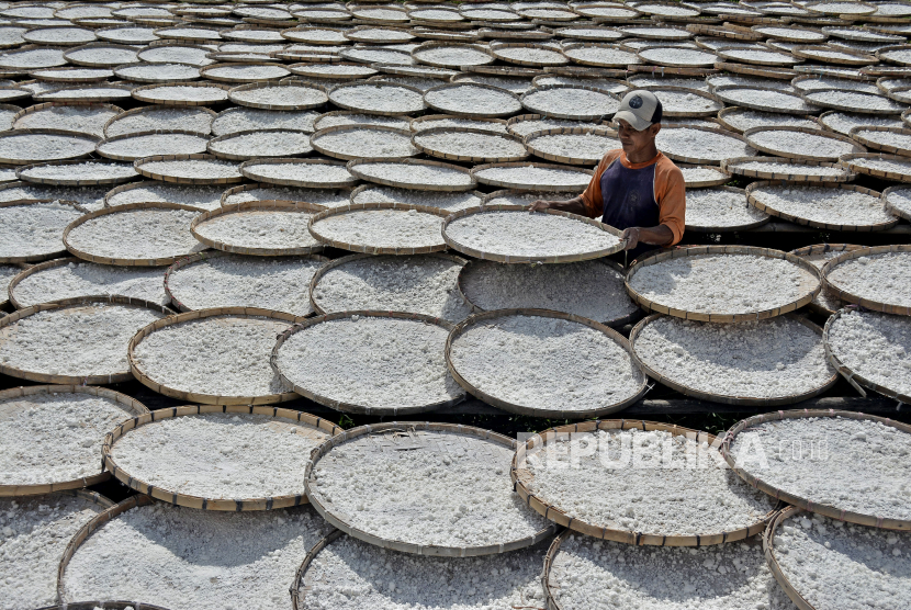 Pekerja menjemur tepung tapioka berbahan dasar singkong di Malangbong, Kabupaten Garut, Jawa Barat. BPS mencatat pada 2020 perekonomian Jabar sempat kontraksi namun menunjukkan tren positif pada triwulan keempat.