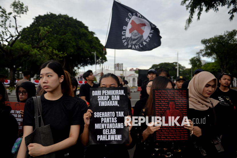 Bendera Soeharto Bukan Pahlawan Berkibar di Depan Istana Merdeka