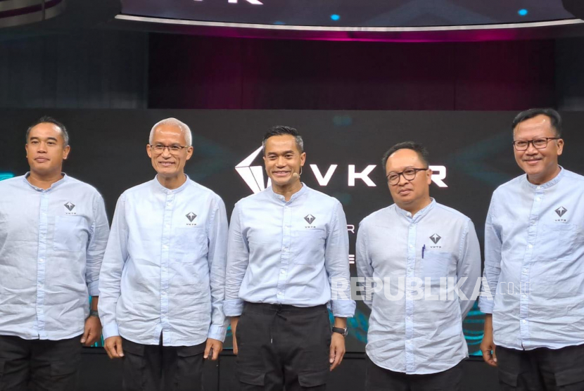 Jajaran komisaris dan direksi PT VKTR Teknologi Mobilitas Tbk saat bertemu media di Jakarta, Senin (29/5/2023). 
