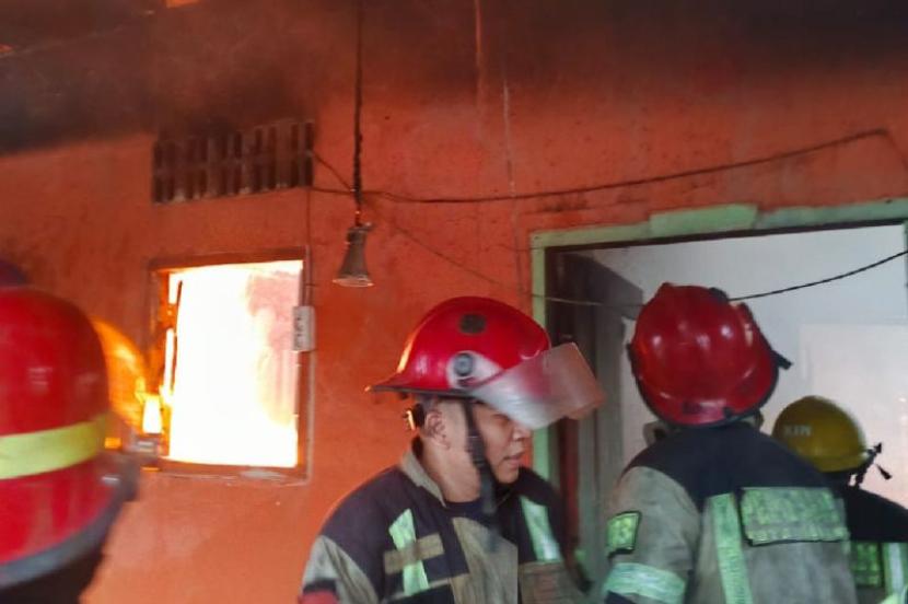 Disdamkarmat Medan kerahkan empat armada padamkan tiga rumah terbakar.