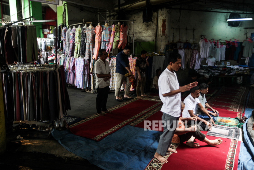 Sejumlah umat muslim melaksanakan sholat sunah di Pasar Tanah Abang, Jakarta, Jumat (15/3/2024). 