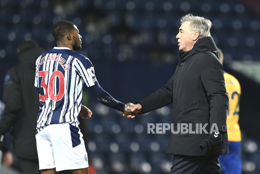 Manajer Everton Carlo Ancelotti (kanan) dengan Ainsley Maitland-Niles dari West Bromwich Albion setelah pertandingan sepak bola Liga Premier Inggris antara West Bromwich Albion dan Everton di Hawthorns, West Bromwich, Inggris, Jumat (5/3).