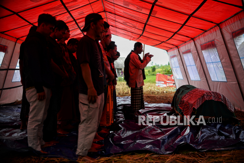 Ilustrasi sholat jenazah. Rasulullah SAW jadikan gunung permisalan ganjaran hamba 