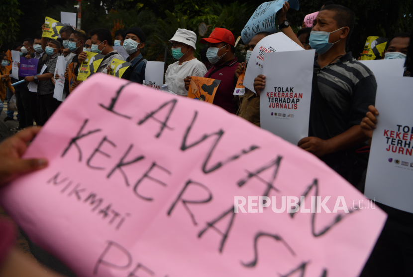 Sejumlah wartawan yang tergabung dalam Forum Jurnalis se-Surabaya membentangkan poster ketika aksi solidaritas jurnalis di Surabaya, Jawa Timur, Senin (29/3/2021). Dalam aksinya, mereka mendesak agar kepolisian mengusut tuntas kasus kekerasan yang diduga dilakukan oknum aparat  terhadap wartawan Tempo Nurhadi  ketika melakukan peliputan terkait kasus dugaan suap pajak Angin Prayitno Aji, mantan Direktur Pemeriksaan Direktorat Jenderal Pajak Kementerian Keuangan. 
