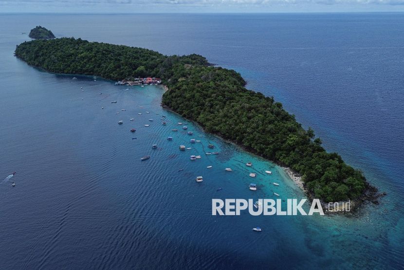 Foto udara destinasi wisata Pulau Rubiah di Desa Wisata Iboih, Kota Sabang, Aceh, Senin (7/4/2025). Pulau Rubiah memiliki luas sekitar 35,79 hektare dan luas taman bawah laut sekira 2.600 hektare tersebut terkenal dengan panorama hutan yang asri serta pantai bersih sehingga menjadi destinasi wisata favorit yang ramai dikunjungi wisatawan nusantara terutama saat libur panjang. 