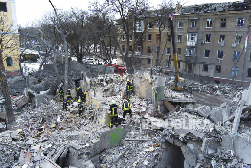 Tim penyelamat bekerja di lokasi gedung apartemen yang dihantam roket Rusia di Kramatorsk, Ukraina, Kamis (2/2/2023).