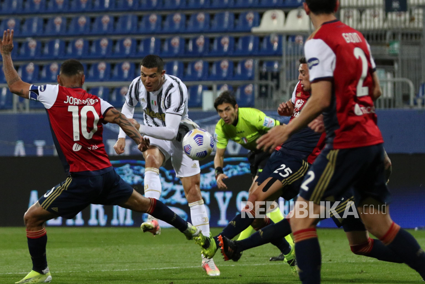 Aksi Cristiano Ronaldo  pada laga antara Cagliari melawan Juventus di  Sardegna Arena stadium, Cagliari, Italia, Ahad (14/3).