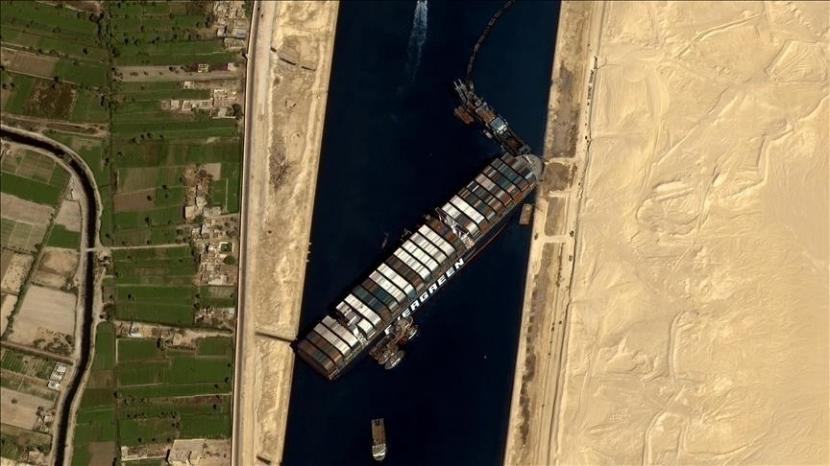 MV Ever Given, kapal kontainer besar yang telah memblokir Terusan Suez selama enam hari, berhasil dibebaskan dan kembali terapung pada Senin pagi (29/3).