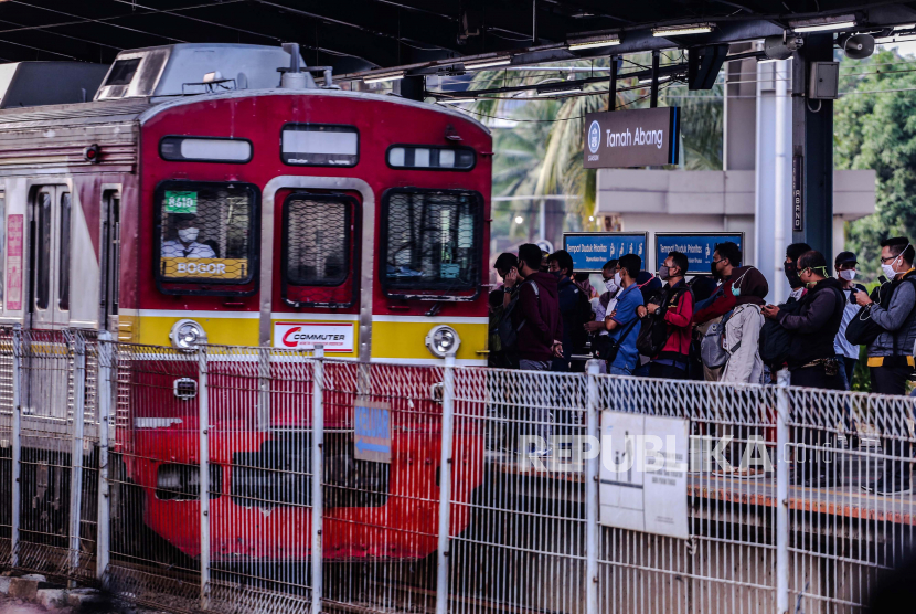 Sejumlah penumpang bersiap menaiki rangkaian KRL di Stasiun Tanah Abang, Jakarta.  Sebanyak 371 calon penumpang kereta rel listrik (KRL) yang terlantar akibat pembatasan penumpang di sejumlah stasiun di Jakarta diangkut menggunakan bus sekolah.