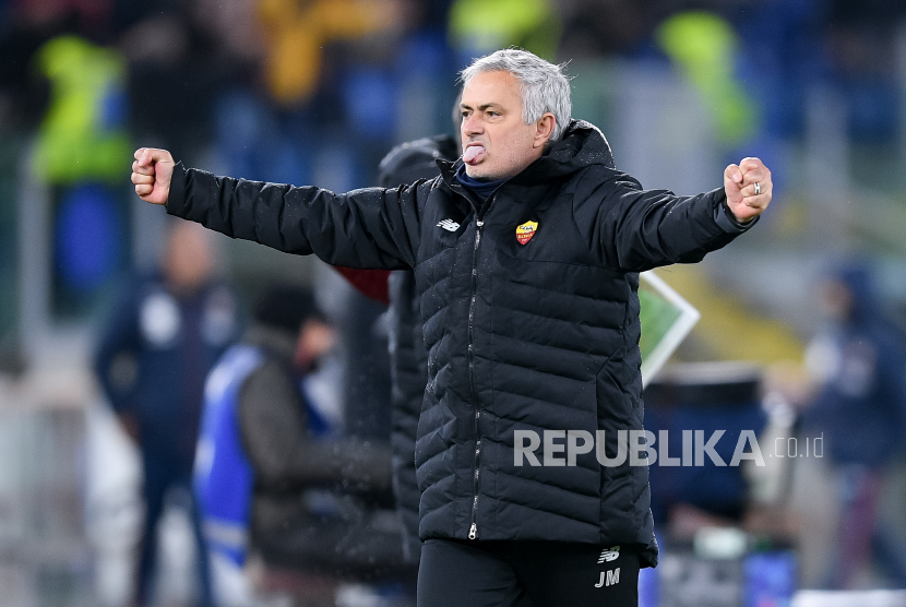 Pelatih AS Roma Jose Mourinho merayakan kemenangan atas Lecce dengan menjulurkan lidahnya di akhir pertandingan babak 16 besar Coppa Italia, Jumat (21/1/2022) dini hari WIB.
