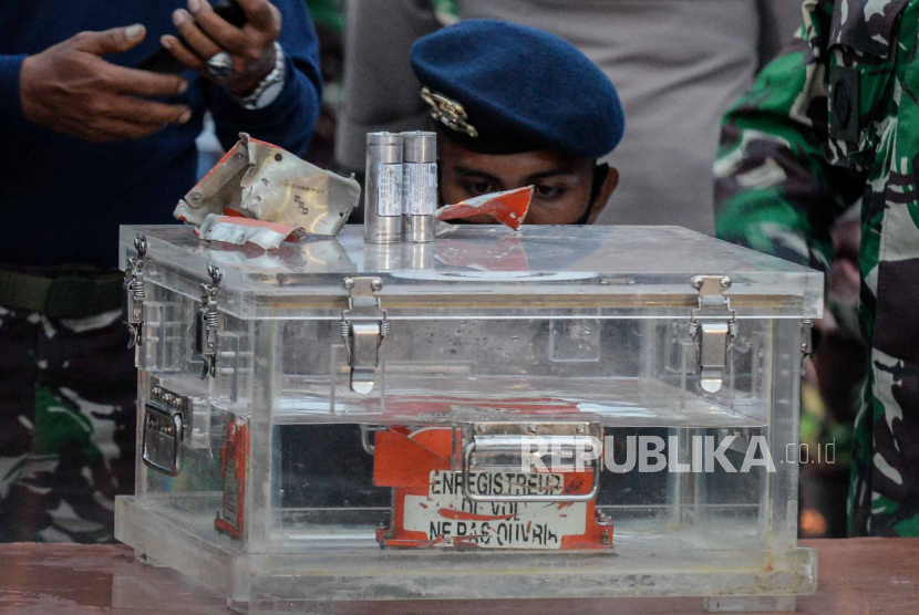 Flight Data Recorder (FDR) pesawat Sriwijaya Air PK-CLC dengan nomor penerbangan SJ-18 yang jatuh di perairan Pulau Seribu diperlihatkan kepada awak media di Dermaga JICT, Jakarta, Selasa (12/1).