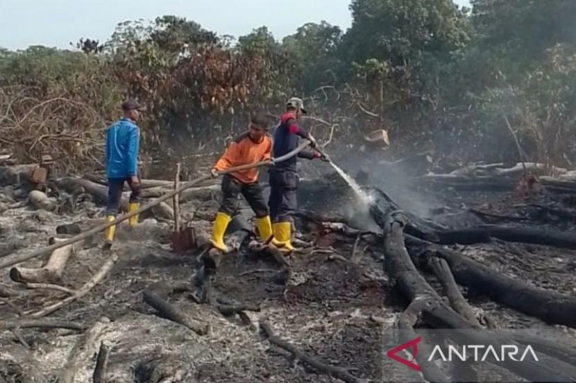 BPBD Aceh Barat kerahkan petugas padamkan karhutla.