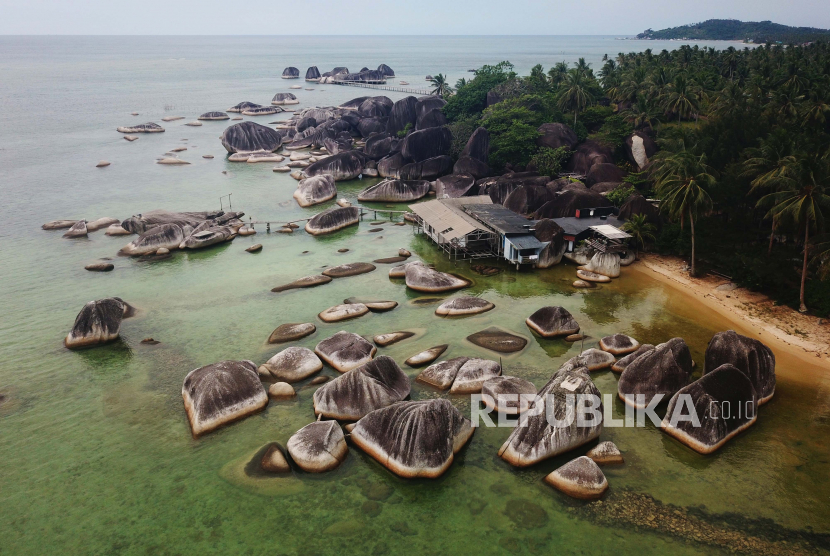 Batuan granit terhampar di perairan kawasan situs geologi Alif Stone Park di Bunguran Timur, Kabupaten Natuna, Kepulauan Riau, Jumat (11/6/2021). Sejumlah situs Geologi di kawasan Natuna, yang merupakan salah satu geopark nasional, merupakan salah satu potensi wisata yang dapat mendatangkan wisatawan.