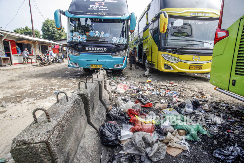 Kondisi Terminal Bus Bubulak yang dipenuhi sampah di Kota Bogor, Jawa Barat, Selasa (13/6/2023). Pemkab Bogor mengangkut 5 ton sampah yang menumpuk dari permukiman warga.