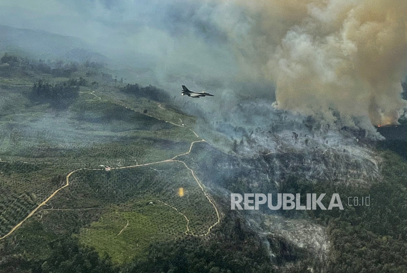 Pesawat tempur F-16 dari Skadron Udara 16/Rydder Lanud Roesmin Pekanbaru, terbang diatas lahan yang terbakar di Koto Tuo, Kampar, Riau, Rabu (21/7/2021). Skadron Udara 16/Rydder menemukan lokasi kebakaran hutan dan lahan (Karhutla) saat melakukan sesi latihan rutin. 