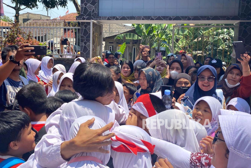 Guru honorer di SDN Cibeureum 1, Mohamad Reza Ernanda, disambut oleh para siswa setelah Wali Kota Bogor Bima Arya, membatalkan pemecatan Reza yang dilakukan secara sepihak oleh kepala sekolah, Rabu (13/9/2023). 