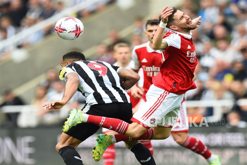 Callum Wilson (L) of Newcastle and Jorginho of Arsenal in action during the English Premier League soccer match between Newcastle United and Arsenal London in Newcastle, Britain, 07 May 2023.  