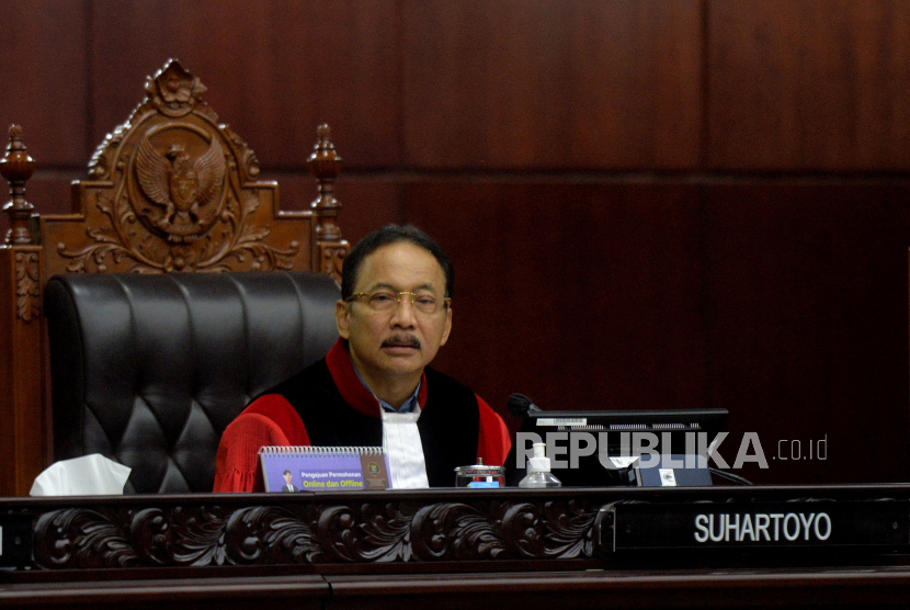Hakim Konstitusi Suhartoyo memimpin sidang panel Perkara Nomor 141/PUU-XXI/2023 di Gedung MK, Jakarta, Rabu (8/11/2023). Mahkamah Konstitusi (MK) menggelar sidang pendahuluan perkara Nomor 141/PUU-XXI/2023 tentang Pengujian Materiil Undang-Undang Nomor 7 Tahun 2017 tentang Pemilihan Umum (UU Pemilu). Gugatan tersebut terkait batas usia minimal capres cawapres yang sudah diputuskan dalam perkara 90/PUU-XXI/2023.  