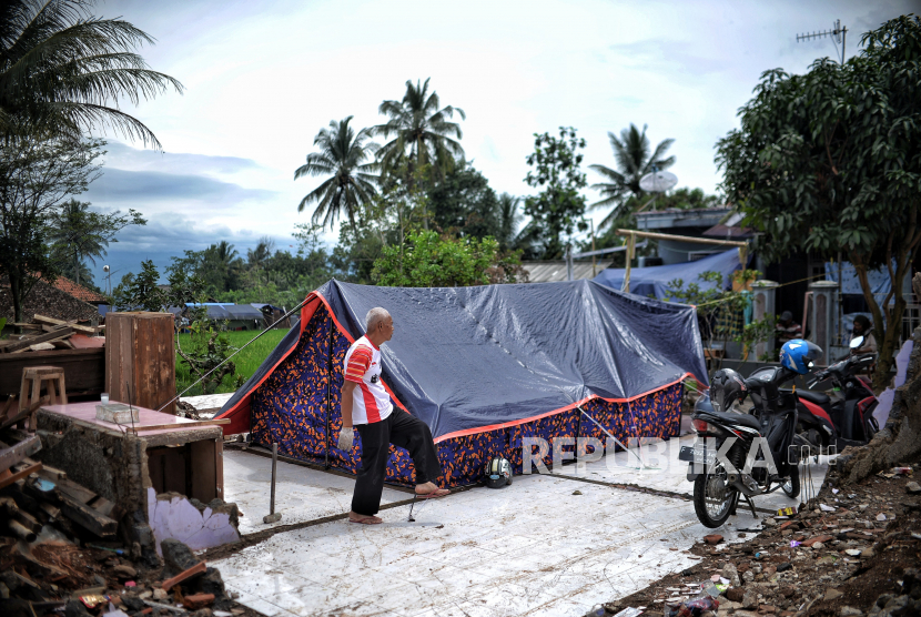 Warga korban gempa Cianjur beraktivitas di tenda pengungsian di Desa Cibulakan, Cuenang, Kabupaten Cianjur, Jawa Barat, Selasa (27/12/2022). 
