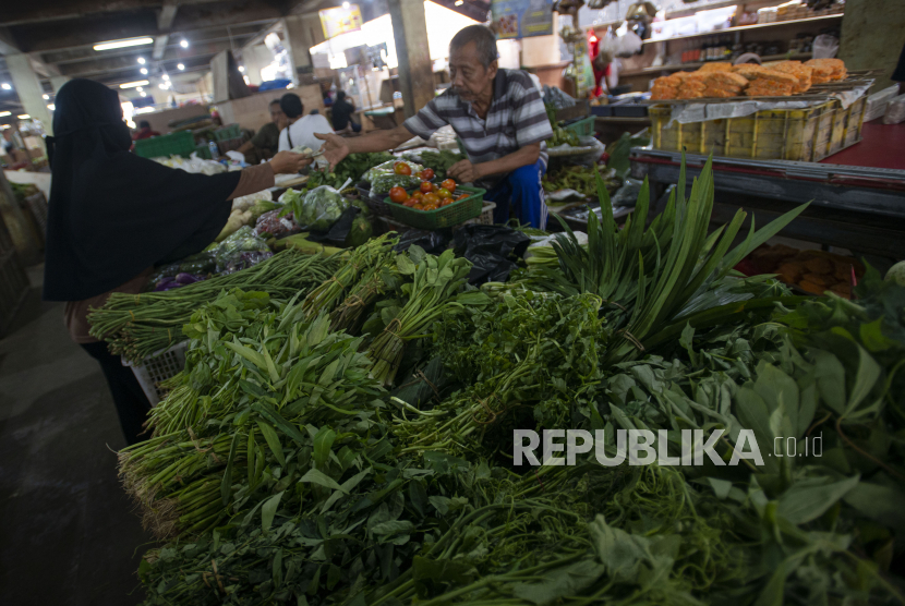 Pedagang dan pembeli bertransaksi sayur-sayuran di Pasar Minggu, Jakarta. Center for Indonesia Taxation Analysis (CITA) mengungkapkan enam alasan, pertimbangan, dan skenario alternatif atas implementasi kenaikan tarif pajak pertambahan nilai (PPN) sebesar satu persen. Pertama, kenaikan PPN merupakan salah satu instrumen untuk menjaga kesinambungan fiskal dan tarif itu belum pernah bertambah sejak implementasi sistem PPN pada 1984.