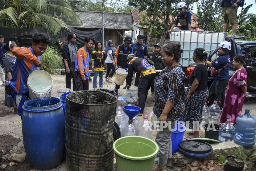 Relawan Muhammadiyah Disaster Management Center (MDMC) menyalurkan air bersih gratis kepada warga di Desa Kertahayu, Kabupaten Ciamis.