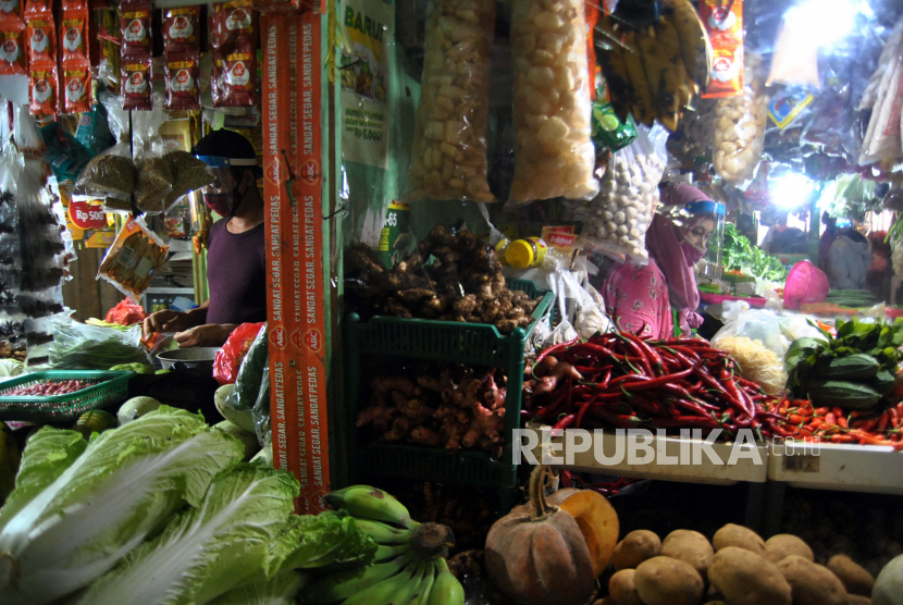 Penjual sayuran dan buah menggunakan masker dan alat pelindung wajah saat melayani pembeli di pasar tradisional Sukasari, Kota Bogor, Jawa Barat.Tenaga Ahli Utama KSP menyebut pasar menjadi perhatian saat new normal. Ilustrasi. 