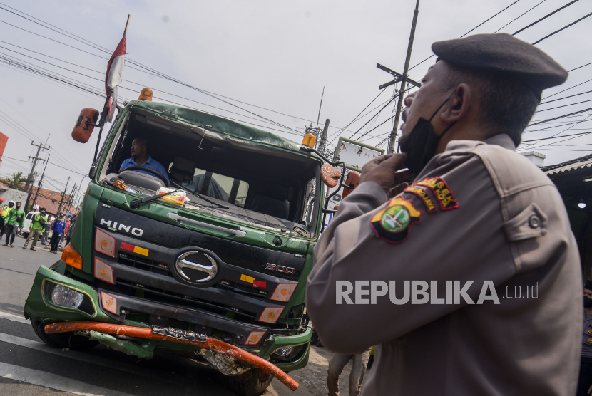 Truk diduga mengalami rem blong dan menabrak sejumlah kendaraan di Jalan Layang Slipi, Jakarta Barat, Senin (13/3/2023).