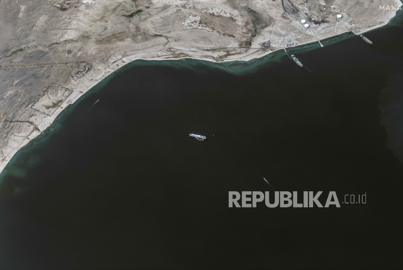 Citra satelit yang disediakan oleh Maxar Technologies menunjukkan kapal Galaxy Leader berlabuh di lepas pantai As Salif, Yaman, di Laut Merah, pada Selasa, (28 /11/2023). 